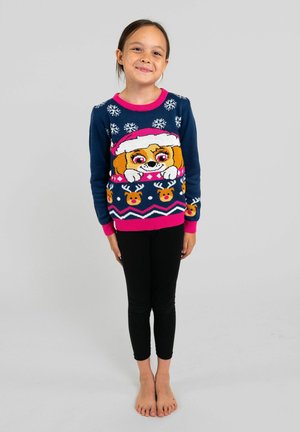 Maglione lavorato a maglia con base blu navy, caratterizzato da un design festoso di un cane con un cappello rosa e motivi di renna, arricchito da fiocchi di neve.