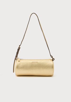 Sac d'épaule cylindrique en cuir doré avec bandoulière réglable et fermeture éclair, logo Michael Kors centré sur le devant.
