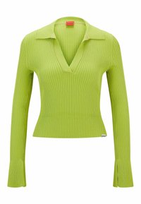 Zielony prążkowany sweter z dekoltem w kształcie litery V i kołnierzykiem, długimi rękawami oraz rozszerzanymi mankietami; zawiera metkę z logo blisko dolnego brzegu.