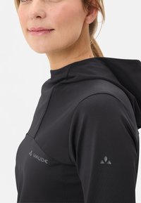 Top sportivo nero con cappuccio, realizzato in tessuto liscio. Presenta un collo rotondo, un logo sul petto e un accento discreto sulla manica.