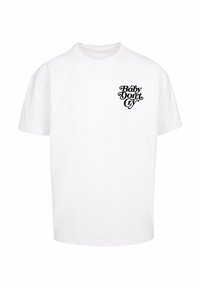 T-shirt en coton blanc à manches courtes, arborant le texte noir "Baby Don't Cry" sur la partie gauche de la poitrine dans une police en script gras.