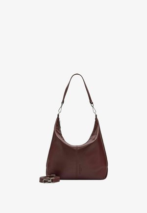 Sac à bandoulière en cuir bordeaux avec une forme incurvée et souple, ferrures argentées et une bandoulière réglable. Comprend un détail discret du logo.