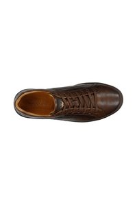 Sneaker in pelle marrone con chiusura con lacci, lati texturizzati, punta rotonda e interno beige. Presenta un branding discreto sulla soletta.
