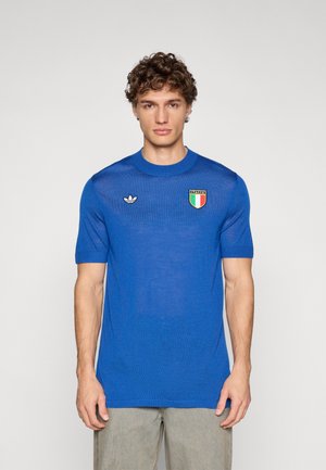 Modrý pletený tričko s krátkym rukávom, okrúhlym výstrihom, vyšitým logom Adidas a erbom Talianska s červenými, bielymi a zelenými detailmi.