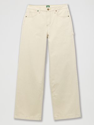 Beige wijd-uitlopende jeans met een knoopsluiting, gouden stiksels, vijf zakken en een groene merketiket op de tailleband. Midden hoge taille.