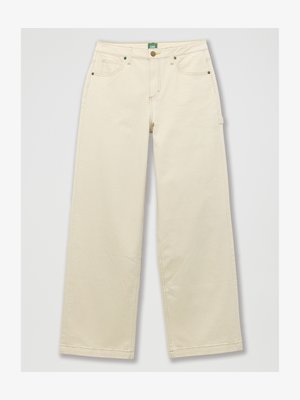 Beige wijd-uitlopende jeans met een knoopsluiting, gouden stiksels, vijf zakken en een groene merketiket op de tailleband. Midden hoge taille.