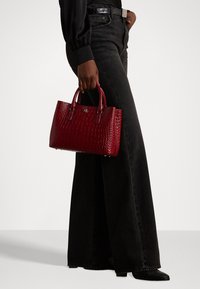 Lauren Ralph Lauren EMBOSSED LEATHER SMALL MARCY SATCHEL - Geantă de mână - festive red