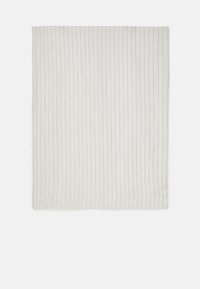 Manta blanca texturizada con rayas verticales grises, con un acabado de tejido suave y un borde dobladillo. Diseño minimalista y uniforme.