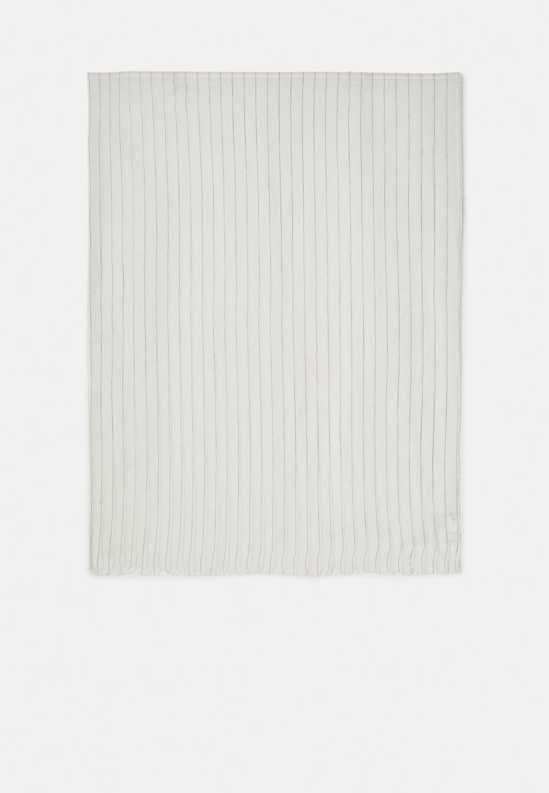 Manta blanca texturizada con rayas verticales grises, con un acabado de tejido suave y un borde dobladillo. Diseño minimalista y uniforme.