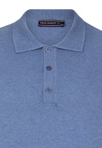 Světle modré polo tričko s texturovaným límcem, třemi tmavými knoflíky a štítkem "FELIX HARDY". Hladká tkanina s pletenou strukturou.
