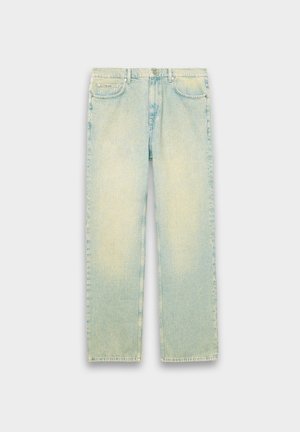 Hellblaue Denim-Jeans mit lockerer Passform, ausgestattet mit fünf Taschen, einem Reißverschluss und einem ausgewaschenen Finish an Oberschenkeln und Knien.
