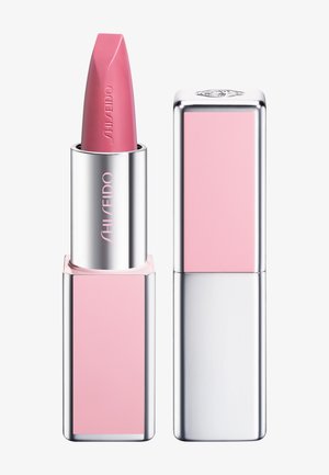 Roze Shiseido lipstick met zilveren en roze rechthoekige huls, één met dop en één met uitgeschoven lipstick.