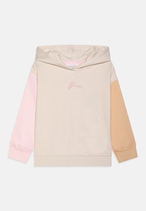 Beige Kapuzenpullover mit einem pinken linken Ärmel und einem beigen rechten Ärmel, gerippten Bündchen und einem kleinen eingestickten "Guess"-Logo auf der Brust.