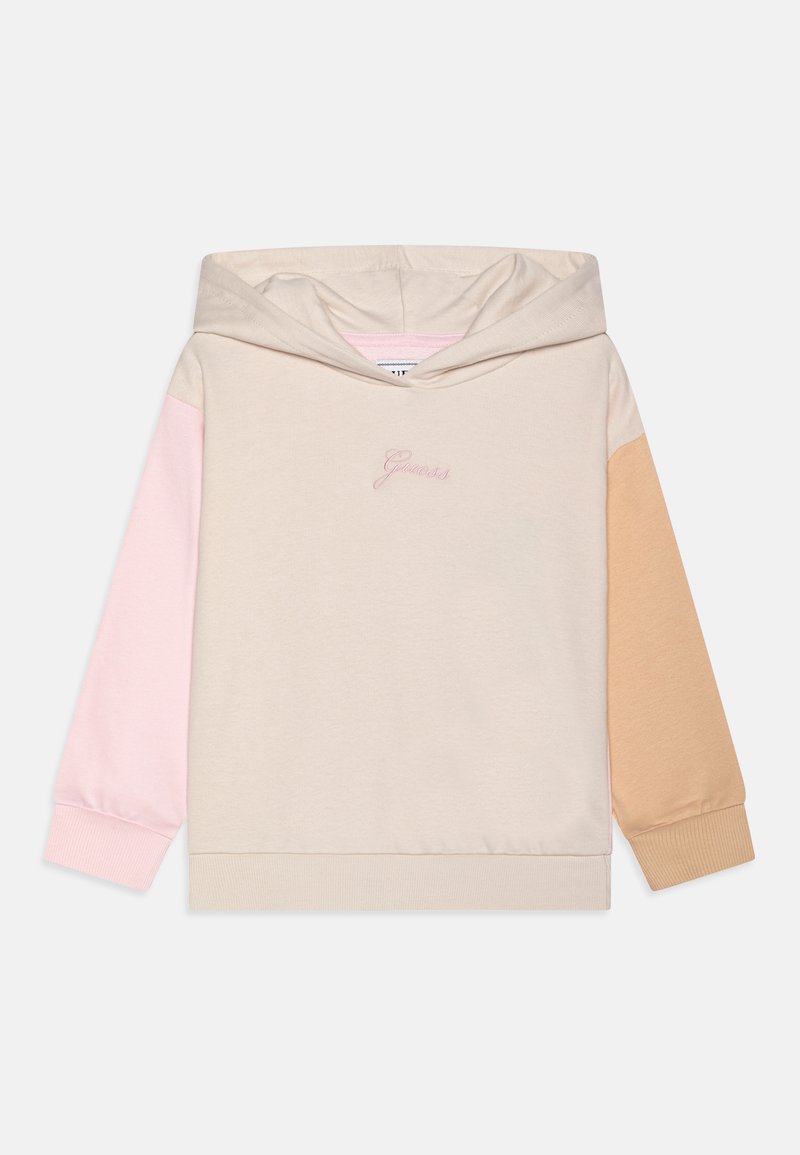 Sweat à capuche beige avec une manche gauche rose et une manche droite beige, poignets côtelés, et un petit logo "Guess" brodé sur la poitrine.