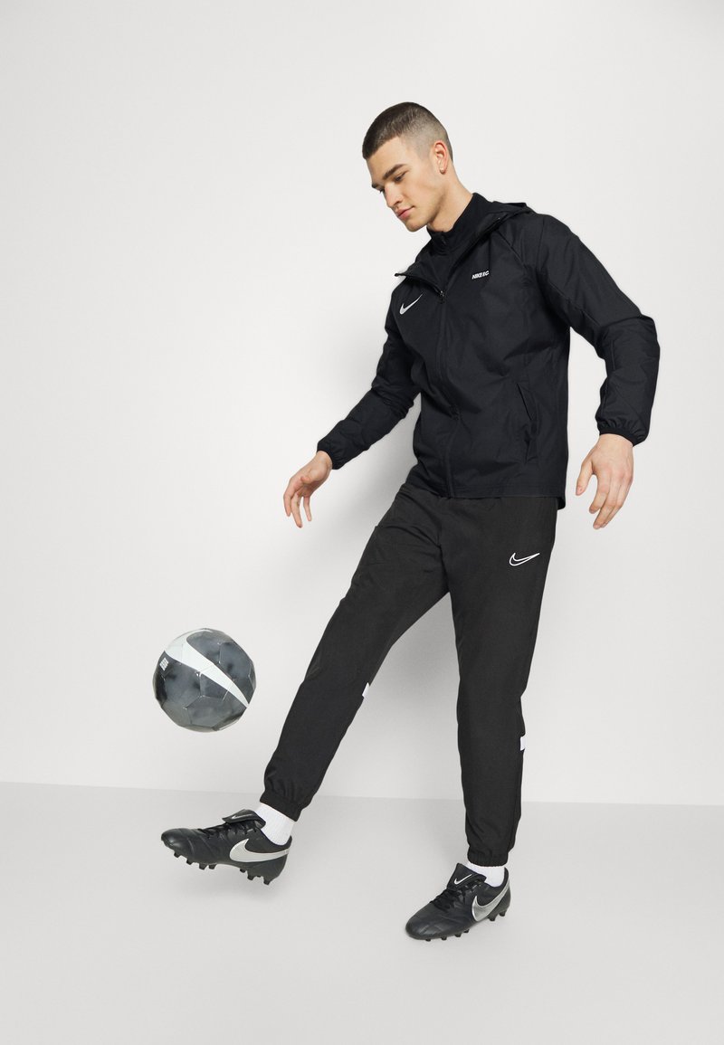 Herren Shirts | Nike Performance FC LIBERO Trainingsjacke black/white/schwarz - MF26725 Herren Shirts | Nike Performance FC LIBERO Trainingsjacke black/white/schwarz - MF26725