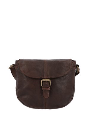 Sacoche de selle en cuir marron foncé avec rabat incurvé, détails cousus et fermeture à boucle en laiton sur une bandoulière réglable.