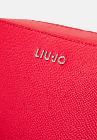 LIU JO CAMERA CASE - Handbag - strawberry