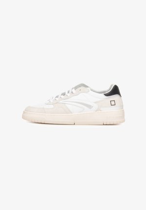 Witte lage sneaker met beige suède accenten, witte veters, een zwarte hielstrook en een subtiel zijlogo op een effen witte achtergrond.