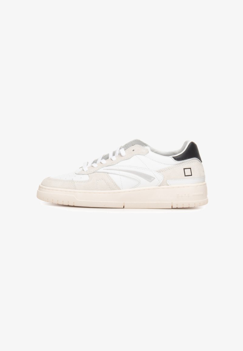 Witte lage sneaker met beige suède accenten, witte veters, een zwarte hielstrook en een subtiel zijlogo op een effen witte achtergrond.