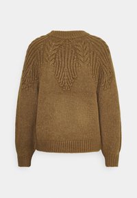 Pull en maille marron avec un dos texturé à motif torsadé, col et poignets côtelés, coupe décontractée et matière douce.