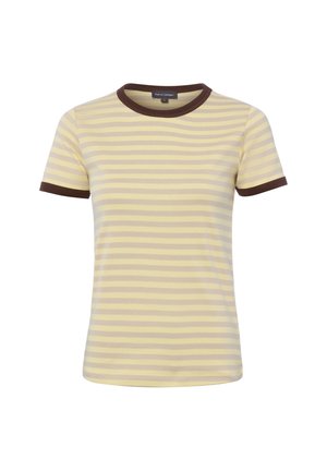 Żółta koszulka z krótkim rękawem z lekkimi poziomymi paskami oraz ciemnobrązowym ściągaczem przy dekolcie i mankietach rękawów.