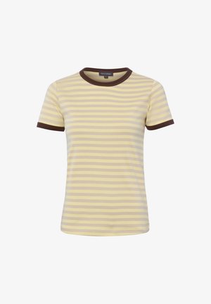 Żółta koszulka z krótkim rękawem z lekkimi poziomymi paskami oraz ciemnobrązowym ściągaczem przy dekolcie i mankietach rękawów.