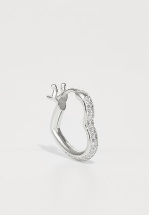 Orecchino a cerchio in argento con design ondulato, caratterizzato da una fila di gemme trasparenti lungo un bordo, superficie liscia e chiusura a perno sicura.