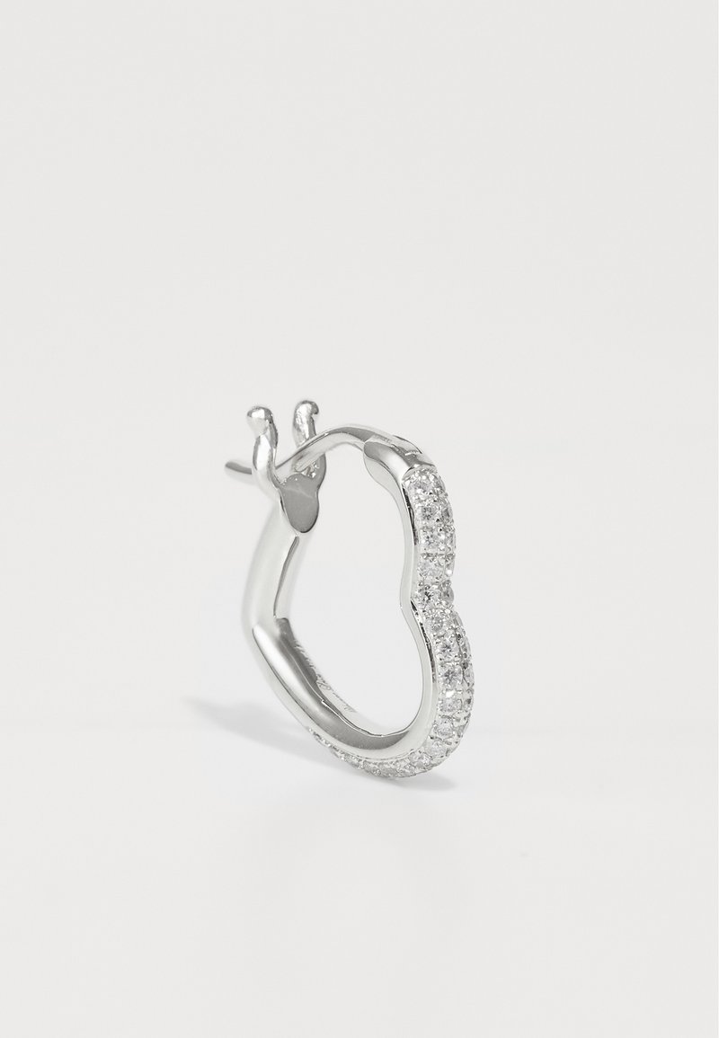 Srebrna obročasta uho z valovitim dizajnom, ki vsebuje vrsto prozornih draguljev ob enem robu, gladko teksturo in varen sistem zapiranja s poudarkom.