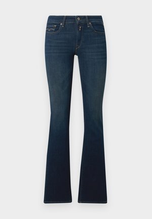 Jeans de ganga azul escuro com boca de sino, apresentando um cós com um botão frontal, bolsos angulados e detalhes discretos de costura.