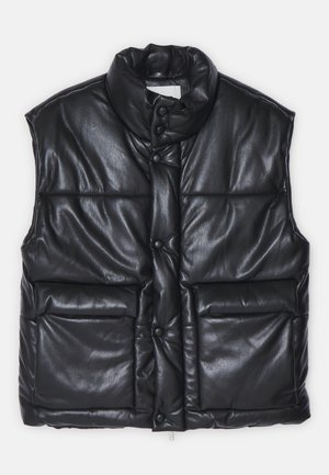 Gilet nero imbottito con colletto alto, dotato di quattro grandi bottoni, texture in pelle lucida e due tasche frontali.