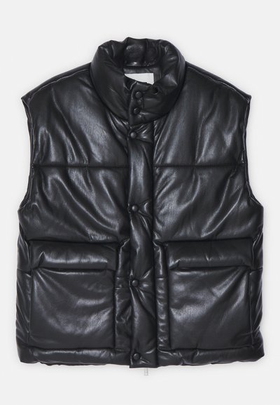 Čierna vypchaná vesta s vysokým golierom, obsahujúca štyri veľké gombíky, lesklú koženú textúru a dve predné vrecká.