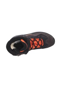 Zwarte wandelschoen met oranje gaasaccenten, uitgerust met een gepolsterde kraag, veters en een duurzame rubberen zool. Gemaakt van suede en textiel.