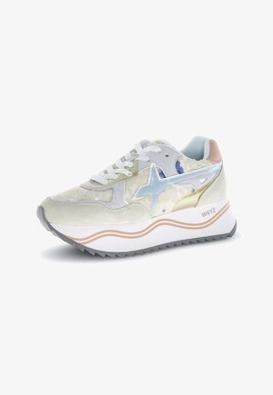 Beżowy i biały sneaker z jasnoniebieskim detalem w kształcie gwiazdy, białymi sznurowadłami oraz grubą białą podeszwą z falistymi brązowymi liniami i logo "W6YZ".