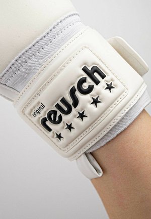 Guanto da portiere bianco con cinturino in gomma texturizzata che presenta il marchio "reusch" in nero e cinque stelle. L'area del polso ha un polsino elastico.