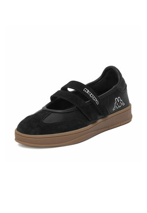 Czarny sneaker w stylu Mary Jane z dwoma paskami na rzep, brązową podeszwą i logo marki na boku i pasku.