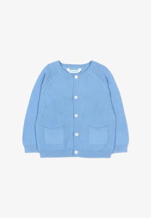 Cardigan pour bébé tricoté bleu clair avec manches longues, col rond, boutons sur le devant et deux poches plaquées devant.