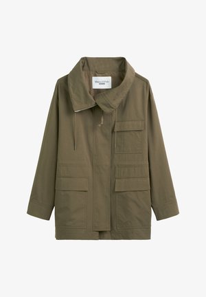 Oliwkowa kurtka wykonana z lekkiego materiału, z dużym kołnierzem, wieloma przednimi kieszeniami i regulowanymi sznurkami.