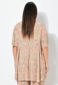 Ulla Popken ANIMAL SHORT SLEEVE  - Tunika - pale reed