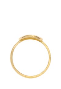 Anello in oro con una finitura lucida, caratterizzato da una fascia liscia e arrotondata e da una parte superiore leggermente sollevata. Design minimalista, senza decorazioni o motivi.