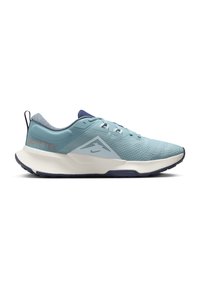 Chaussure de sport bleu clair avec une tige texturée, marque GORE-TEX en orange, semelle intermédiaire blanche et semelle extérieure bleu foncé. Design à lacets.