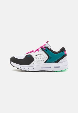 Witte, zwarte en teal sport schoen met roze veters, ademende mesh bovenkant en een gevoerde zool, gepresenteerd tegen een lichtgrijze achtergrond.