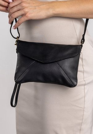 Svart läder crossbody-väska med ett kuvertdesign, med ett diagonalt sömnadsmönster och en avtagbar rem.
