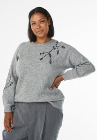 Hallhalli hall sweater tekstureeritud kootud mustriga, millel on mustad lillemustrid õlal. Pika varrukaga ja lahtise, juhusliku lõikega.