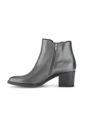Bottine grise avec une finition en cuir texturé, fermeture éclair sur le côté et un petit talon bloc, dotée d'un bout arrondi et de détails de couture subtils.