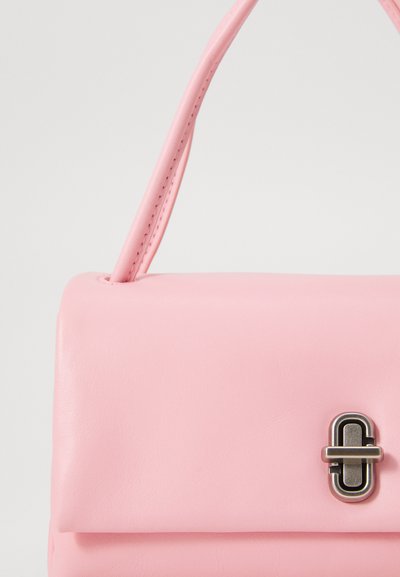 Rozā ādas rokassomu ar gludu tekstūru, taisnstūra formu, augšējo rokturi un sudraba aparatūras aizdari. Minimālistisks dizains bez rakstiem.