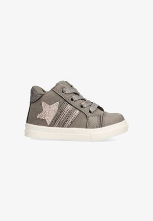 Zapatilla gris con acabado texturizado, que presenta un acento de estrella brillante, tres rayas horizontales y una suela de goma blanca.