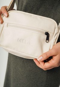 MELA KLEINE PATNI - Umhängetasche - ecru