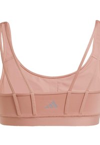 Sujetador deportivo rosa con tirantes ajustables, que presenta costuras estructuradas, una banda inferior ancha y un pequeño logo plateado en la parte frontal. Material suave y liso.