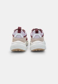 Sneakerid, millel on segatud beeži, burgundia ja heleda lilla nubuki ja võrkmaterjalide kombinatsioon, valge tekstuuriga kummist tald ja tõmblukud.