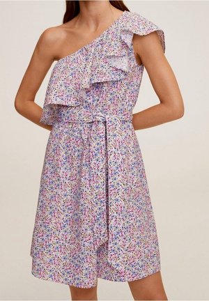 Ein schulterfreies, gerafftes Kleid mit floralem Muster in Pink, Lila und Blau. Leichter Stoff, tailliert mit einem passenden Gürtel.